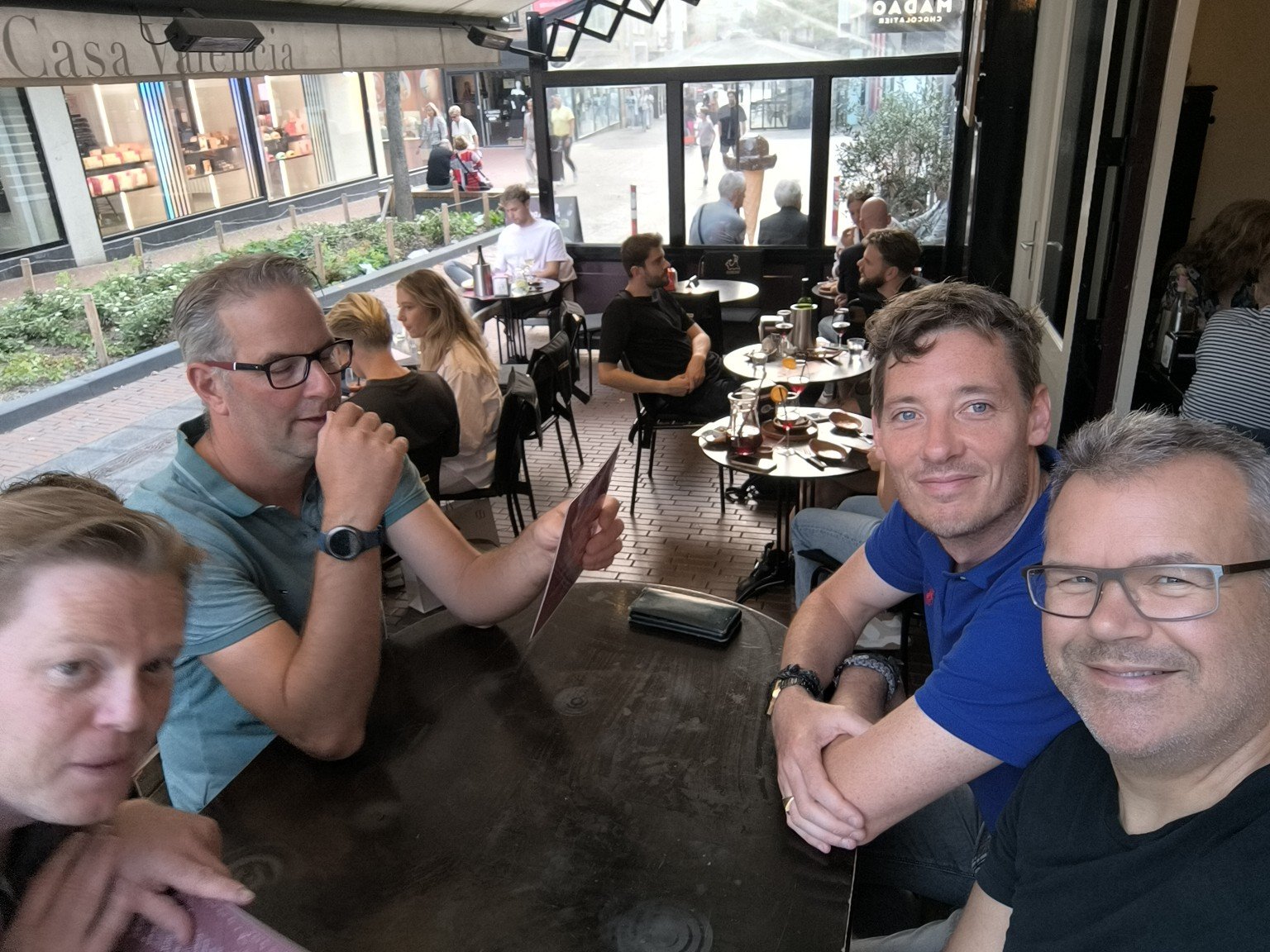 Goed gezelschap aan tafel.